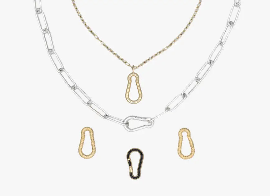 a necklace with two links and two hooks