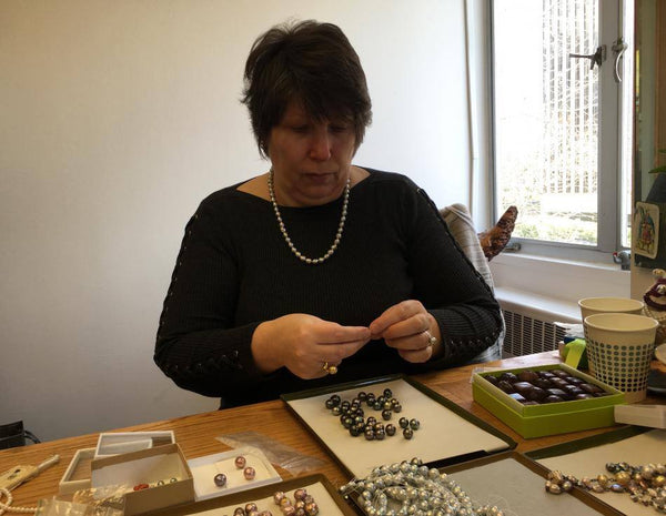 Marina Korneev grading pearls.