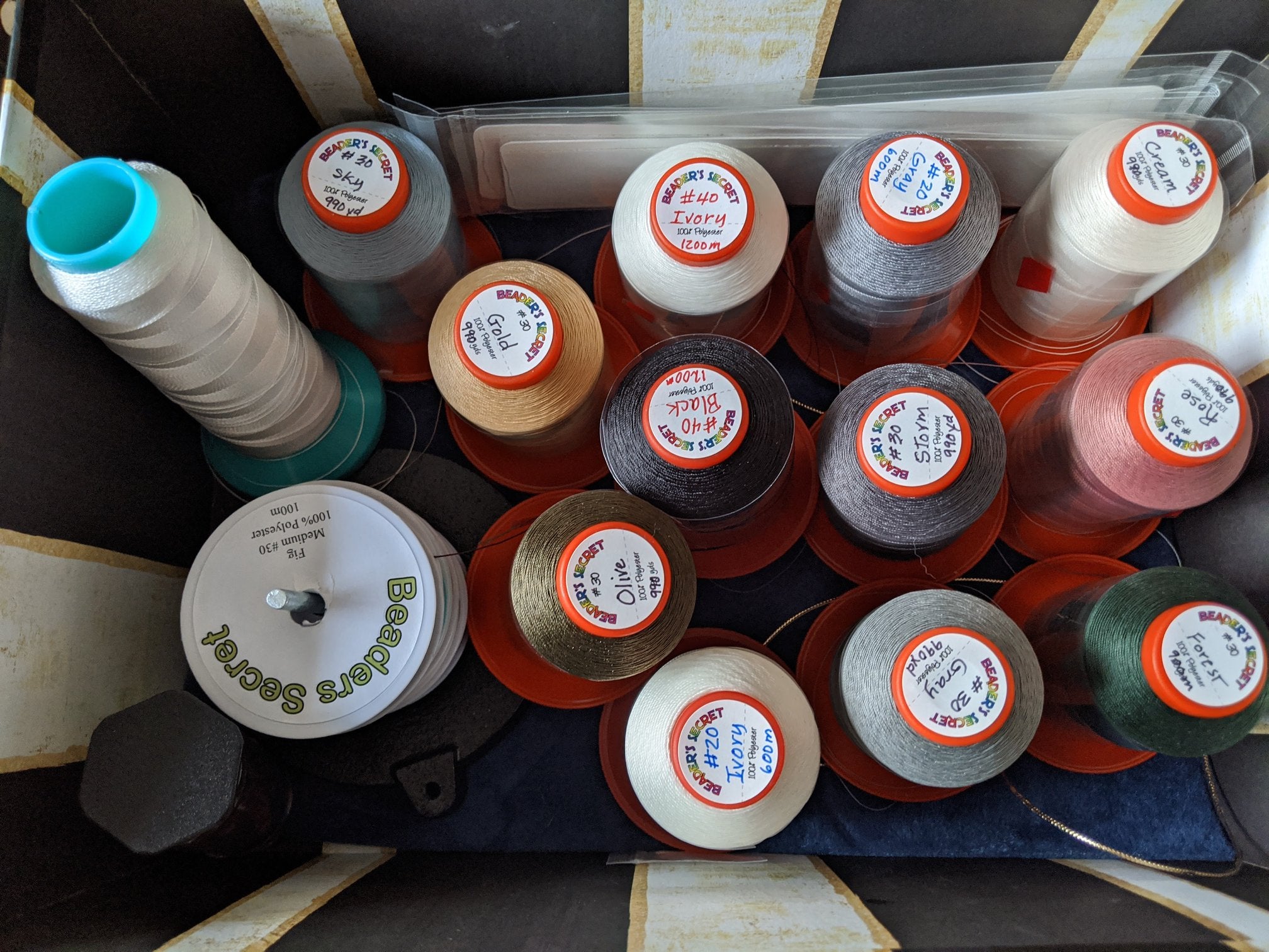 Tools for stringing pearls: thread options.