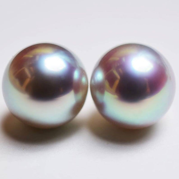 Exceptional luster on Tahitian pearls.